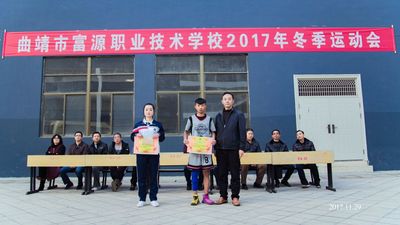 校长与一等奖班级代表合影